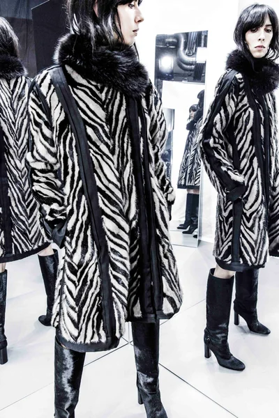 Look 16